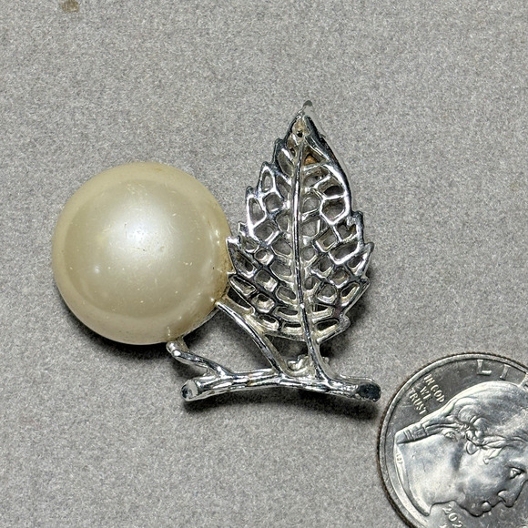 Vintage Sarah Coventry Large Faux Pearl Silver- Tone Domed Pin Brooch - Picture 3 of 12